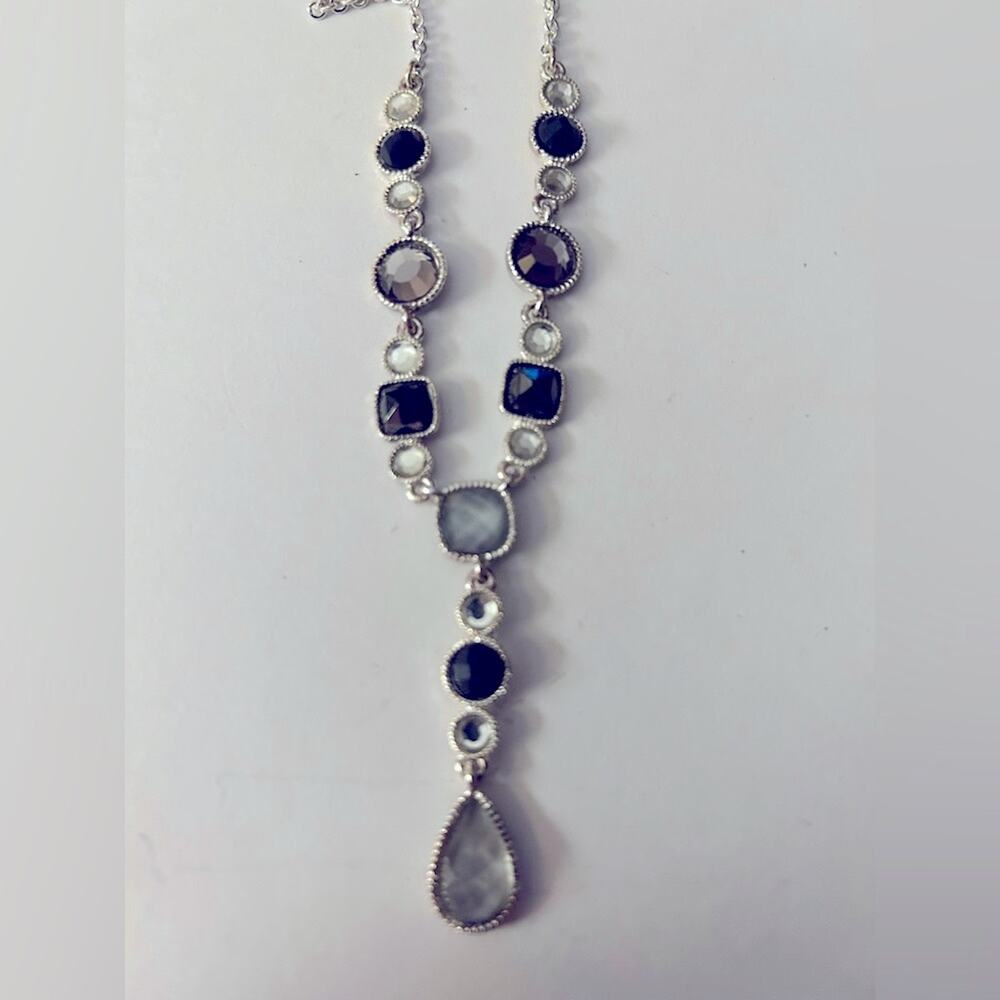 Avon teardrop adjustable size necklace